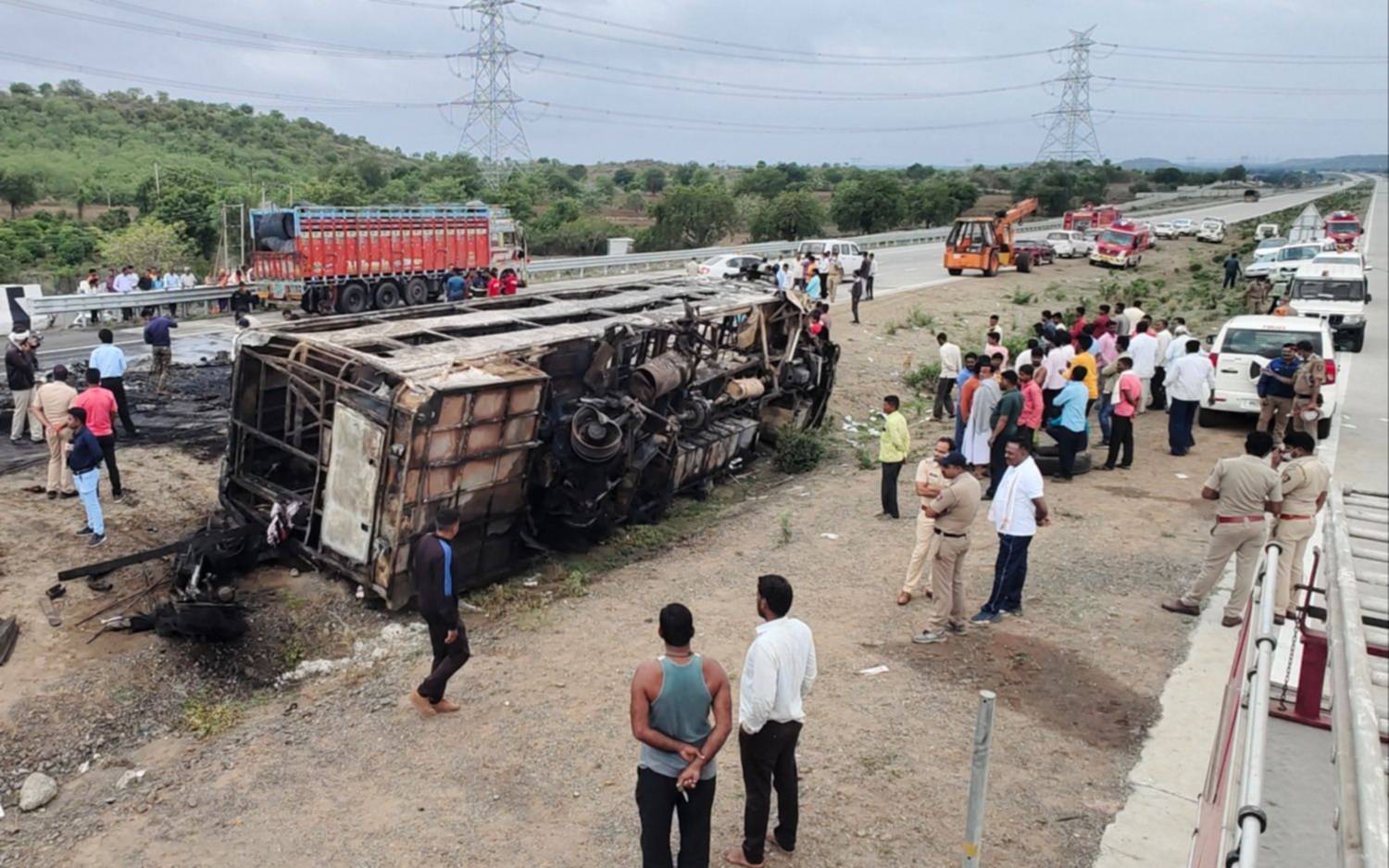 Tragedia en India: se incendió un colectivo y dejó 25 personas fallecidas