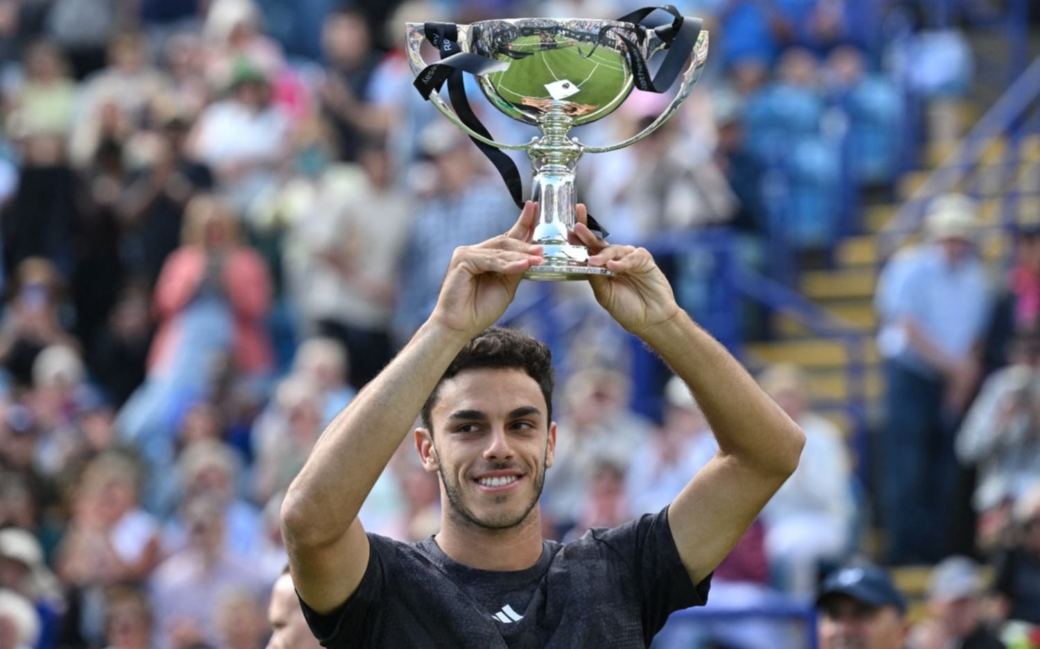 Histórico: Francisco Cerúndolo se consagró campeón sobre el césped inglés de Eastbourne después de 28 años