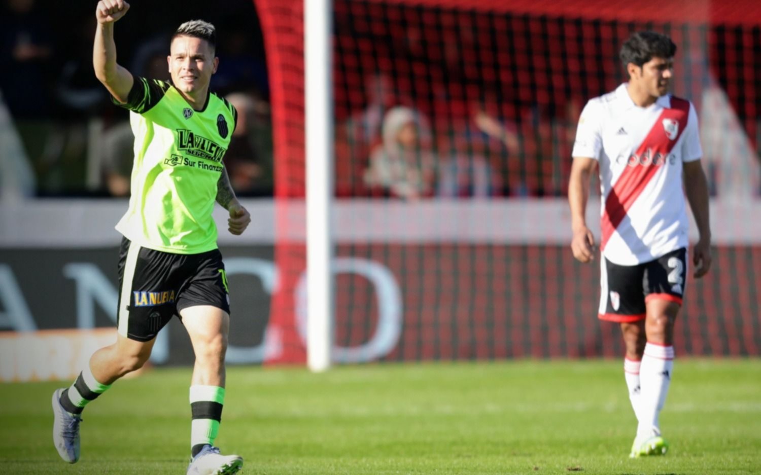 Barracas Central sorprendió al puntero River Plate y le ganó 2 a 1