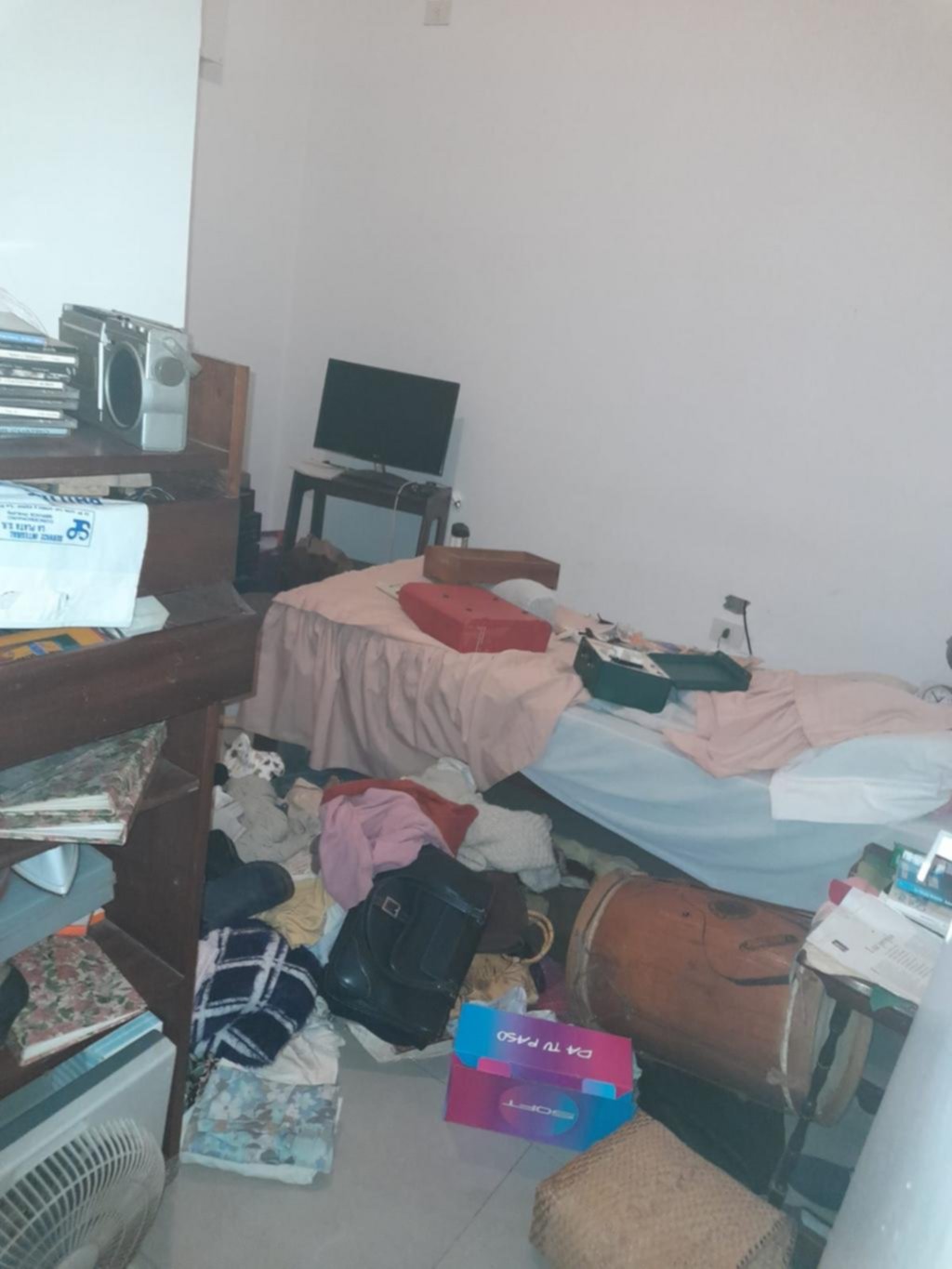 Violentaron la reja de una vivienda, revolvieron todo y vaciaron cajones