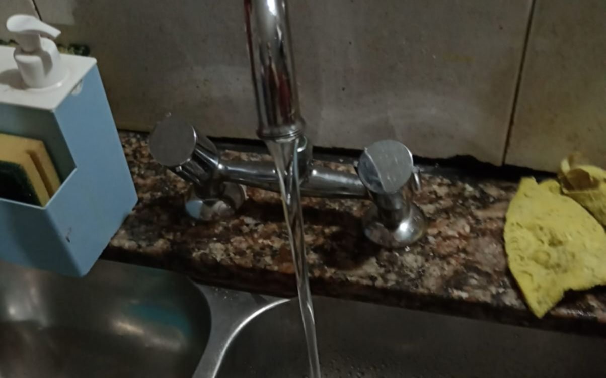 Denuncian "agua con olor nauseabundo" en un barrio de La Plata: "Estamos preocupados", aseguran los vecinos