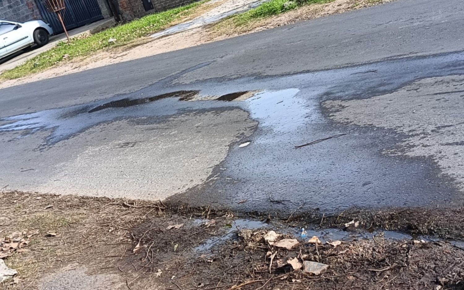 Vecinos de un barrio platense reclaman por una pérdida de agua