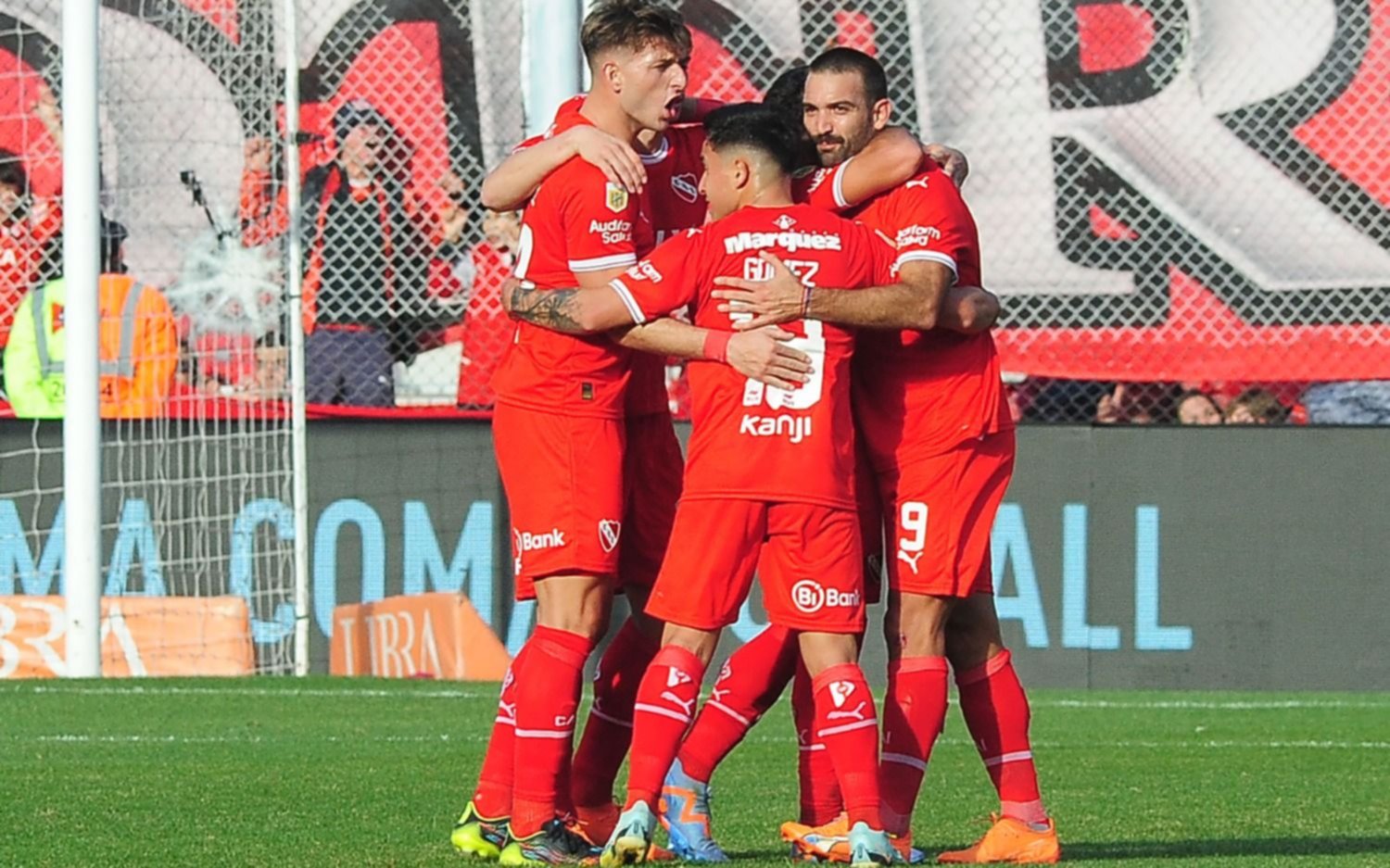 Independiente volvió a la victoria ante un Huracán en caída libre   