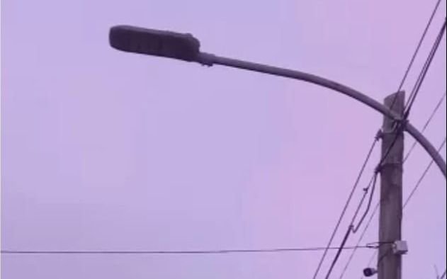 Vecinos de un barrio platense reclaman la reparación de una luminaria: "Hace 4 meses que no anda"