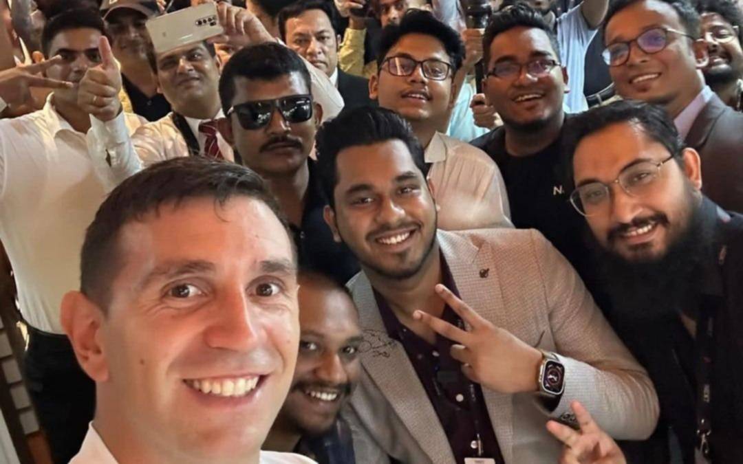 El "Dibu" Martínez causó furor en Bangladesh durante una visita promocional