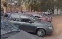 Cuando juegan Estudiantes y Gimnasia, el Bosque le hace honor al "Estaciono donde quiero"