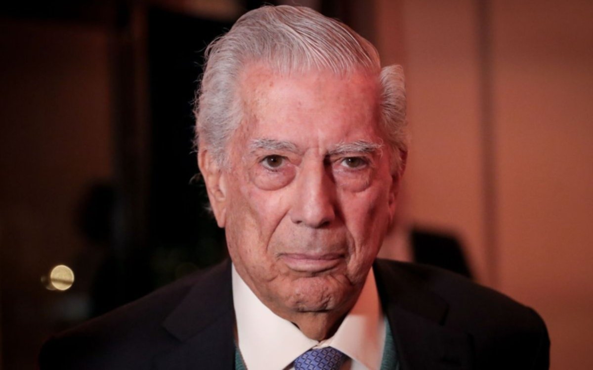 El escritor Mario Vargas Llosa hospitalizado por coronavirus en Madrid