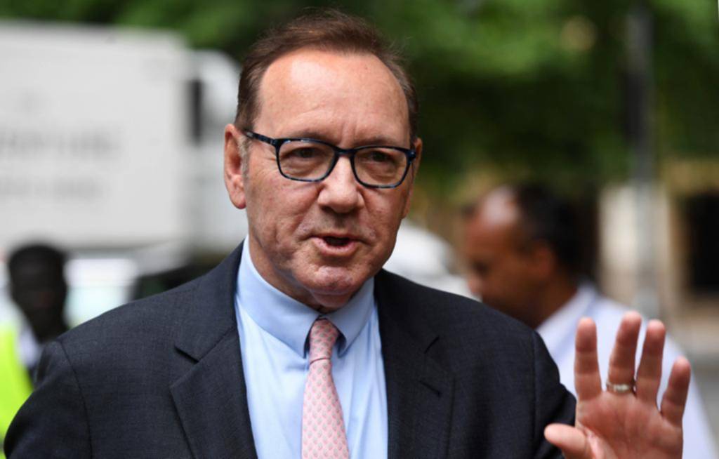 “Escurridizo y difícil”: Spacey, ¿esperaba a sus víctimas desnudo en su departamento?
