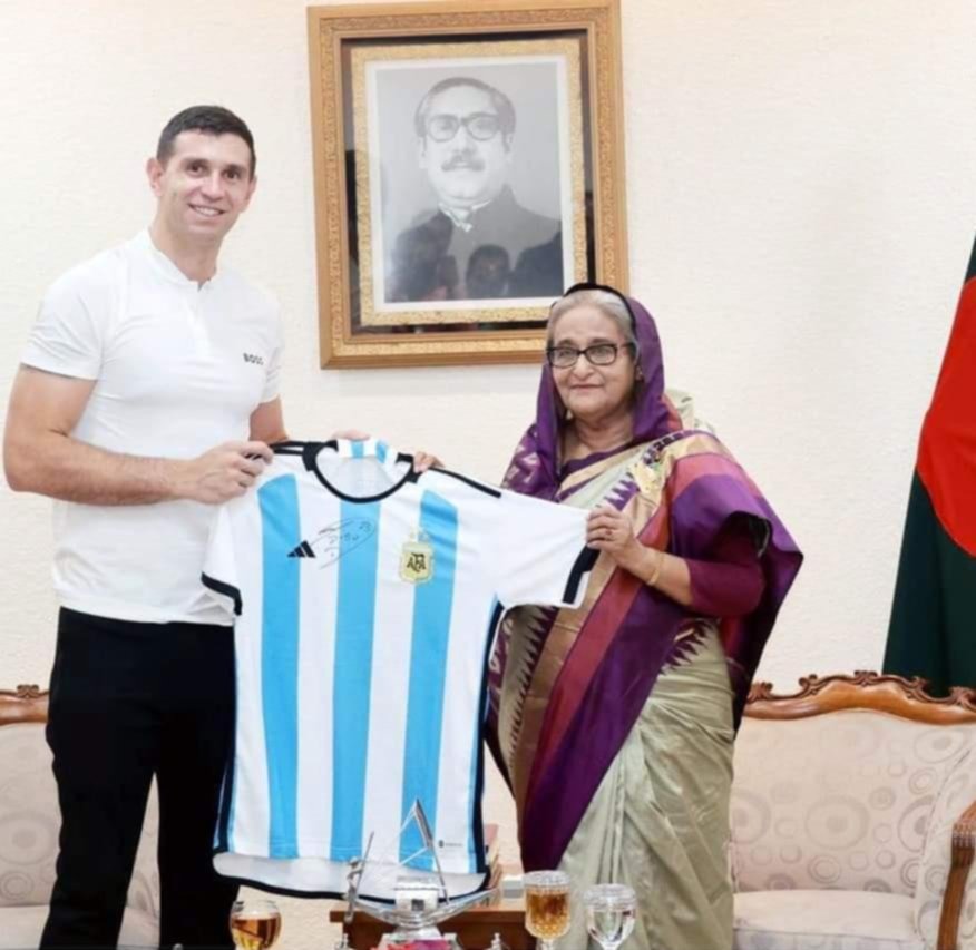 El Dibu Martínez causa furor en Bangladesh en una visita promocional