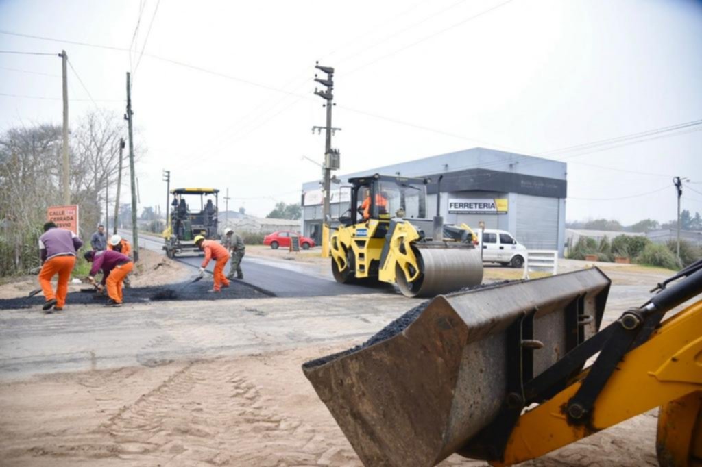 Avanzan con plan de asfalto en los barrios
