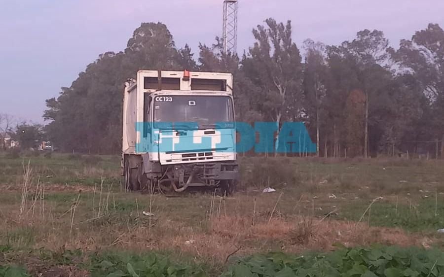 Misteriosa aparición de un camión blanco en un descampado de Altos de San Lorenzo