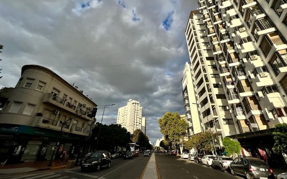 El pronóstico en La Plata:  truenos que "meten miedo",  llueve y alertan "granizo"