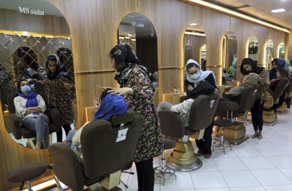 Las mujeres afganas se quedan sin peluquerías y salones de belleza