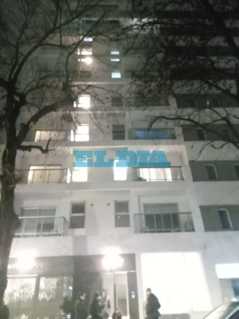 Drama y muerte en La Plata: discutió con su pareja, se despidió y se tiró de la terraza de un edificio