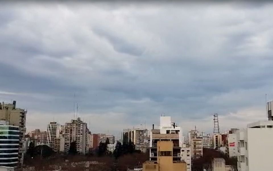 Renuevan el alerta amarillo en La Plata por tormentas y granizo para este miércoles: a qué hora se esperan