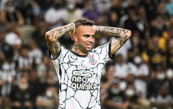 Por “fiestero”, casi linchan a un jugador del Corinthians