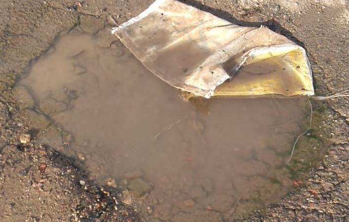 Dos pérdidas de agua llevan 6 meses, generan baja presión y daños en la calle