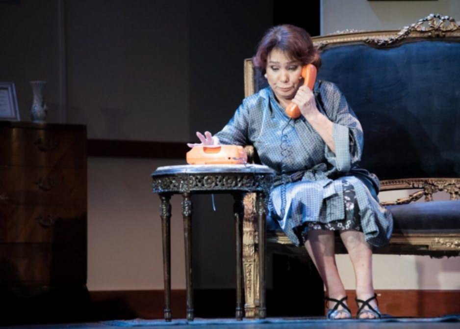 En La Plata, Betiana Blum fuma “La pipa de la paz”