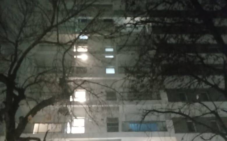 Quién era el hombre que murió tras tirarse de la terraza de un edificio de La Plata: investigan el caso