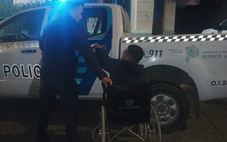 En silla de ruedas, agredió a un vecino y terminó detenido en La Plata