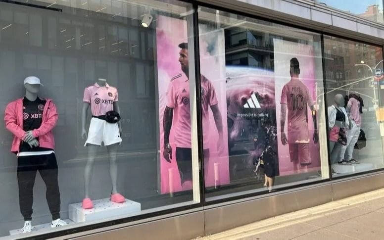 ¡Locura por el 10! Ya se venden camisetas de Messi en Estados Unidos, con el slogan "Lo imposible está llegando"