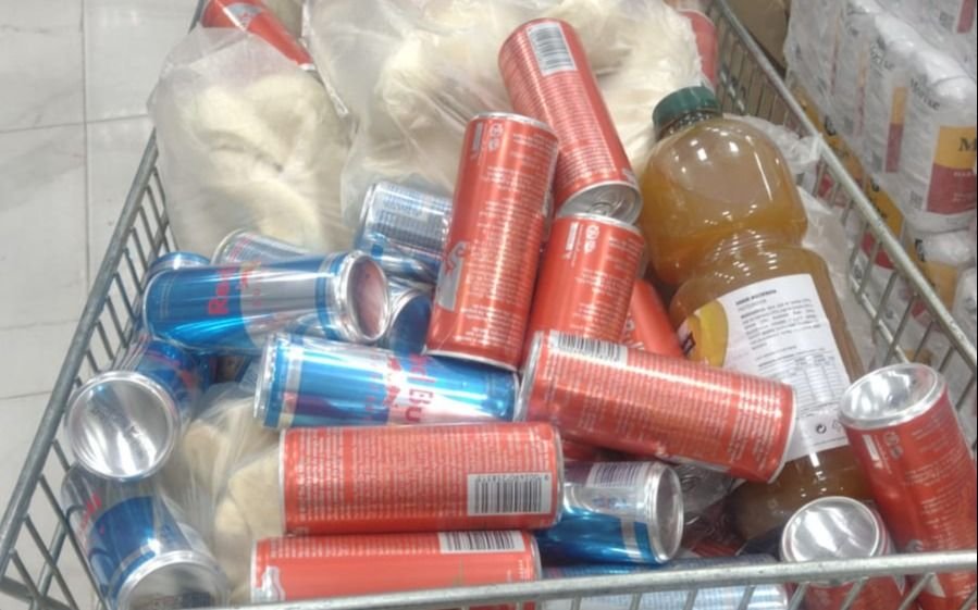Clausuran un comercio de La Plata por vender "bebidas y vegetales vencidos": operativo y tensión