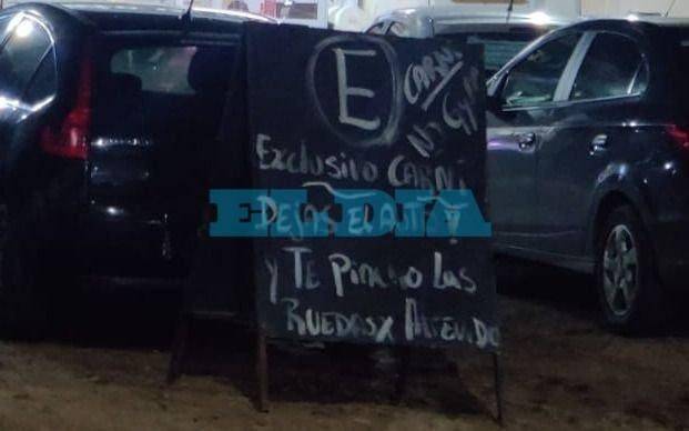 "Te pincho la rueda por atrevido": lapidaria pizarra en carnicería platense, hartos que le usen el estacionamiento