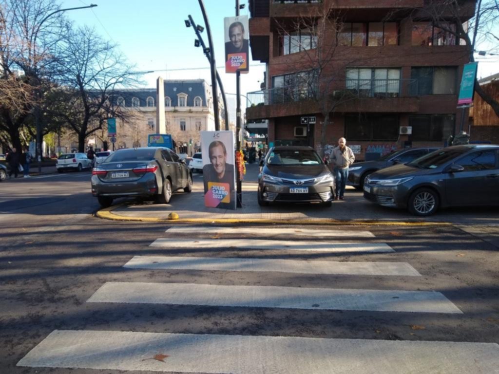 “Estacioná donde quieras” frente a la casa de Gobierno