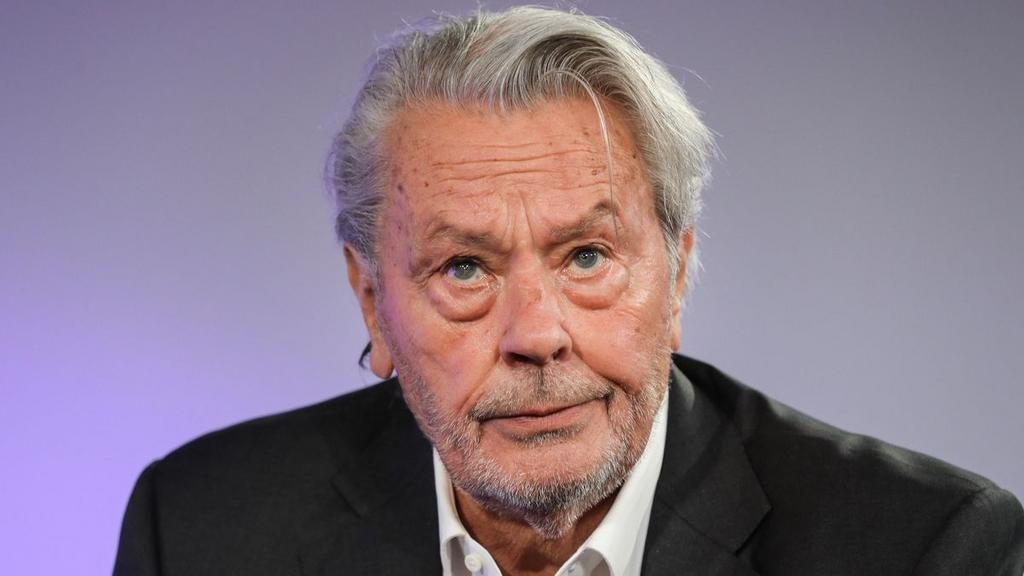 Los hijos de Alain Delon denuncian a su pareja por acoso moral