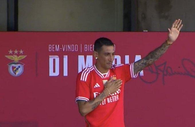 Una multitudinaria recepción de hinchas del Benfica a Angel Di María