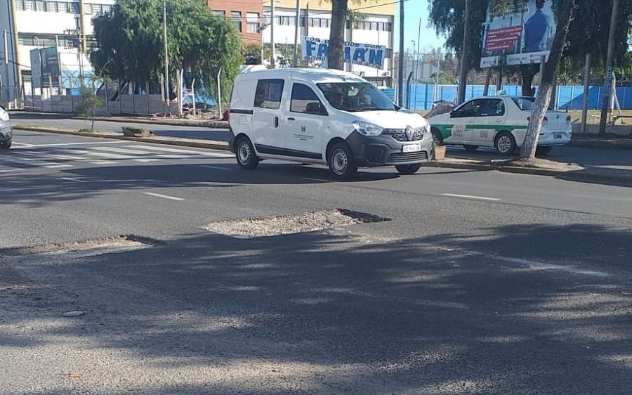 Denuncian que Absa arregló una cañería pero dejó un pozo en plena avenida 60