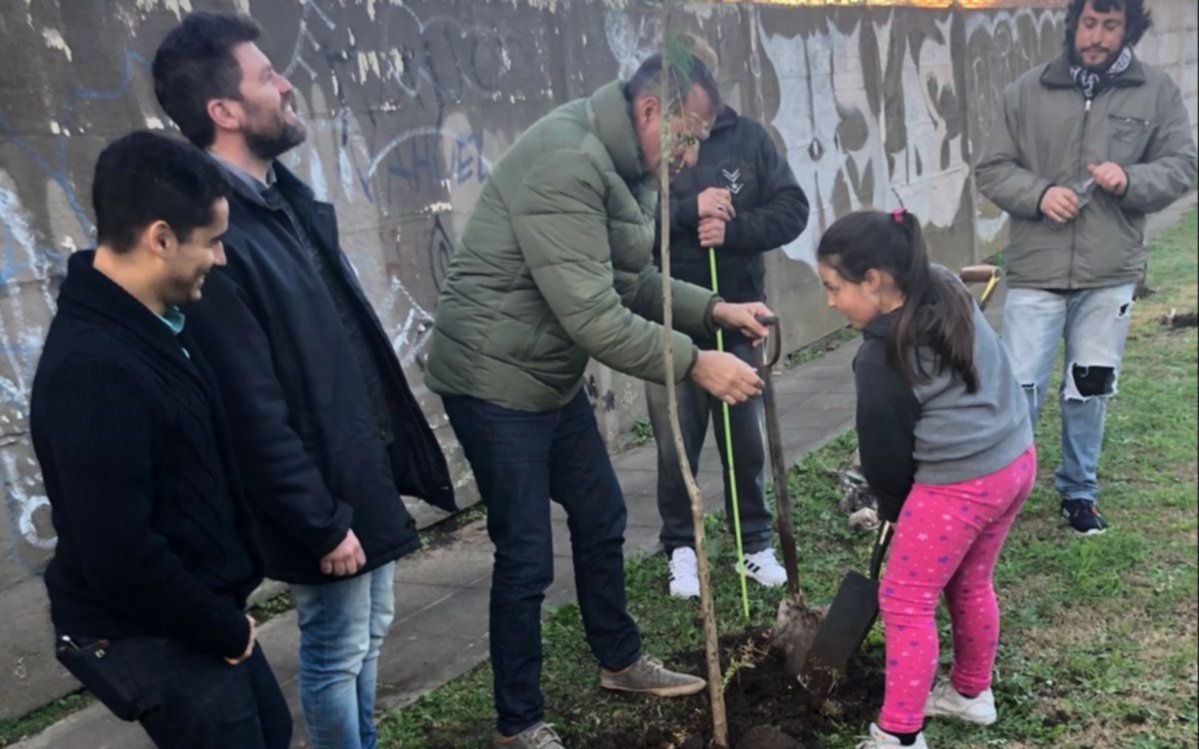 Escudero plantó arboles en Gonnet
