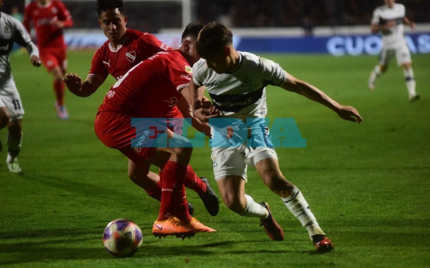 Benjamín Domínguez, gran figura, empató cerca del final e hizo que todo Gimnasia celebrara el 1 a 1 ante Independiente en el Bosque