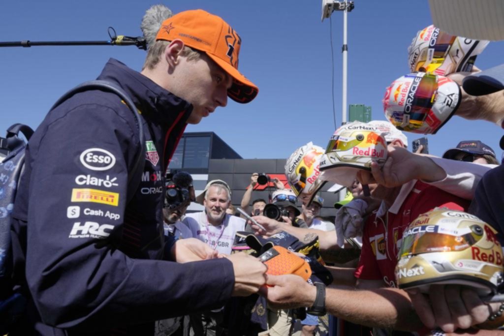 Verstappen afina su Red Bull con el mejor tiempo en los ensayos
