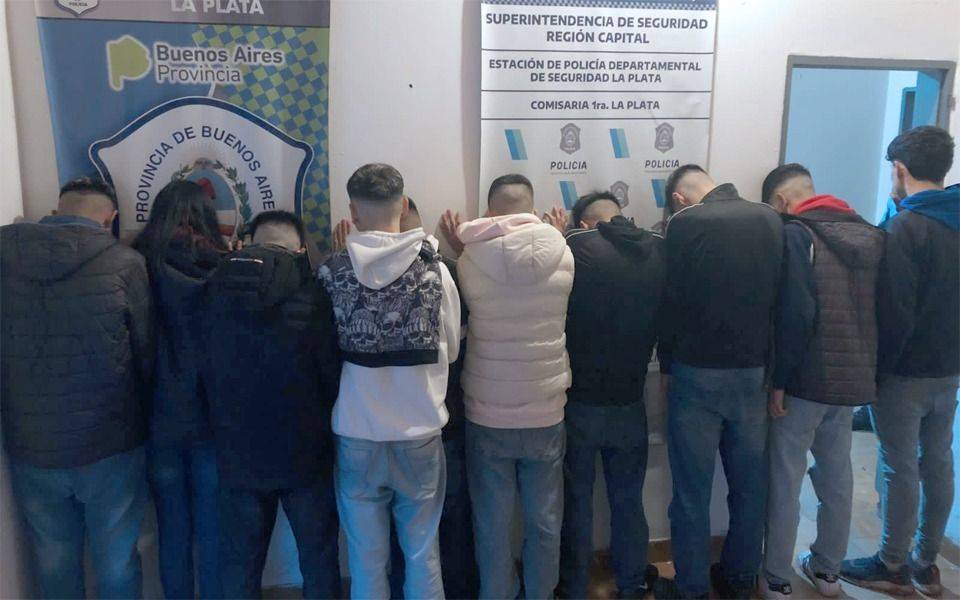 Una banda de 10 menores atacó en 8 y 50 para robar zapatillas y celulares