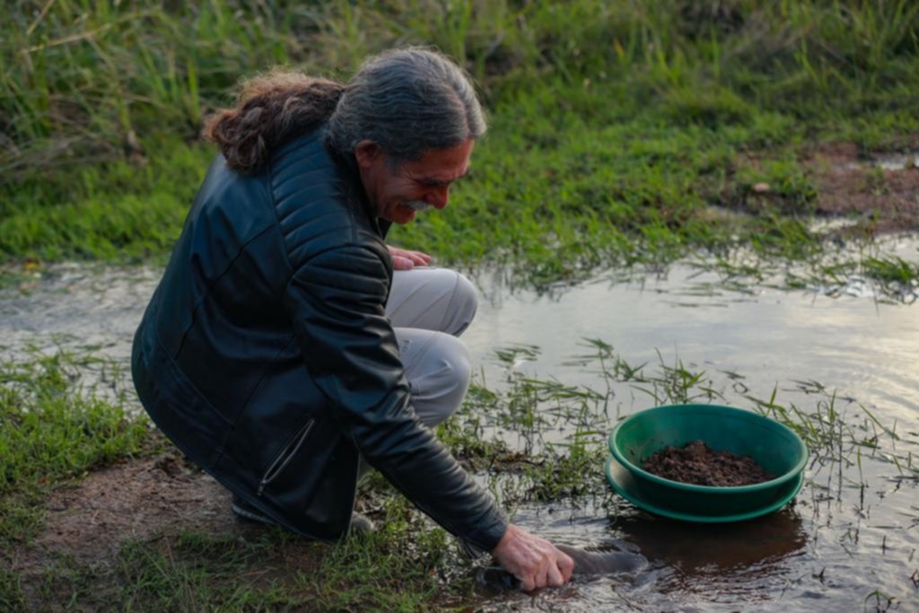 Divertirse sin obsesión, el secreto de la búsqueda de oro en Uruguay