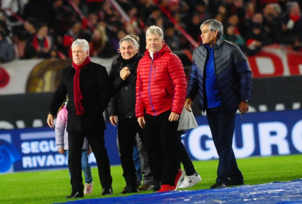 Sentido homenaje a 40 años del épico empate 3 a 3 con Gremio