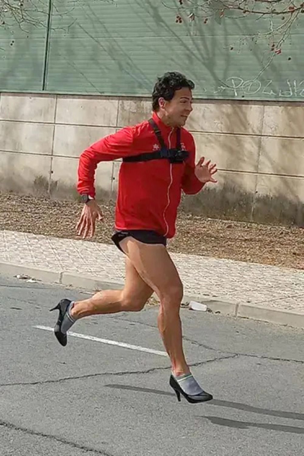 Calzado con tacos aguja, corrió 100 m en sólo 12 segundos