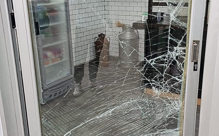 Roban tres veces en un mes a un comercio de La Plata: "Laburamos para pagar roturas"