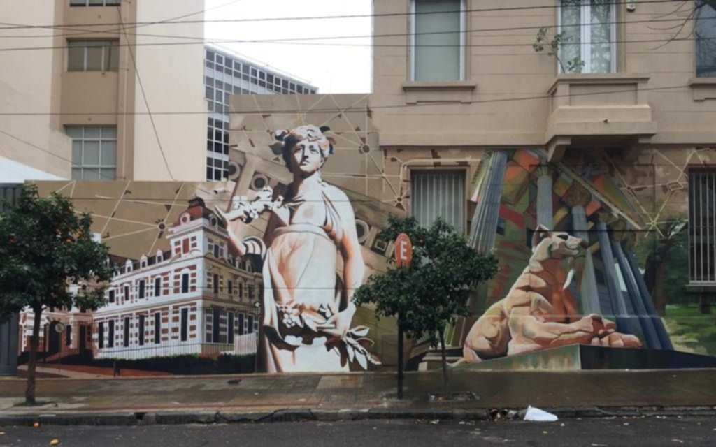 Una pared céntrica transmite los patrimonios de La Plata con un imponente mural