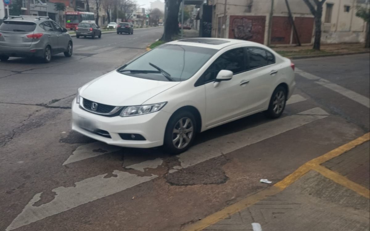 Enojo y misterio por un auto abandonado en plena calle, en Plaza Azcuénaga 