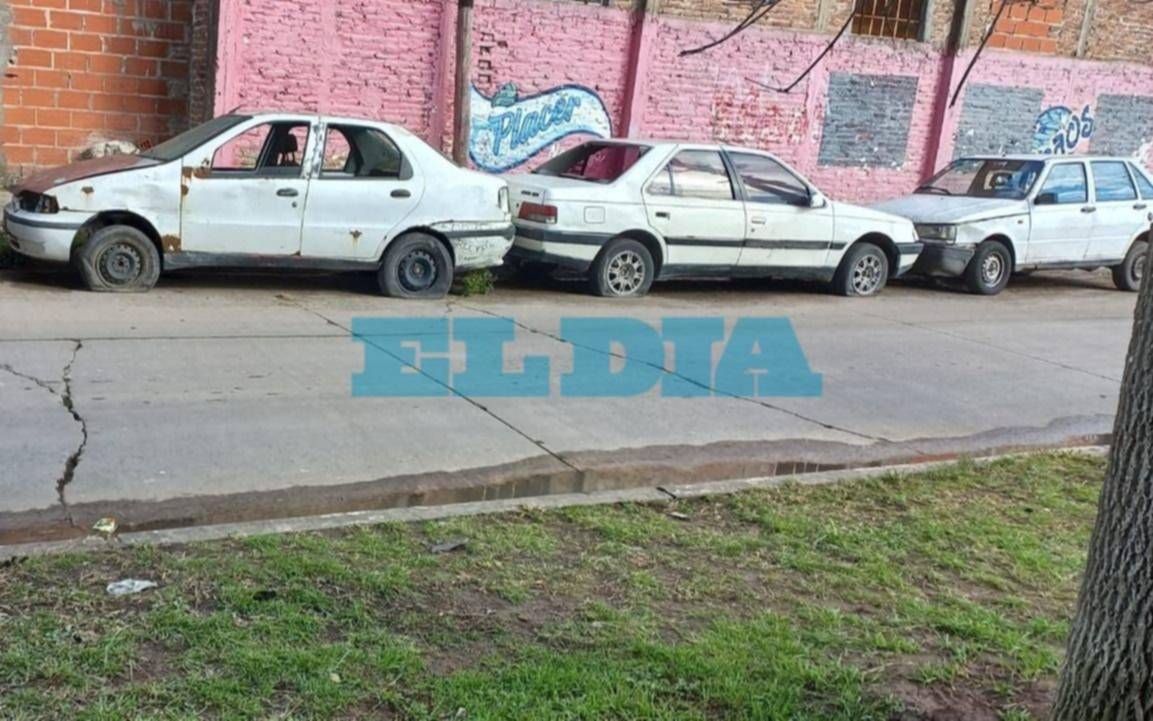 Denuncian un "cementerio de autos" en un barrio de La Plata