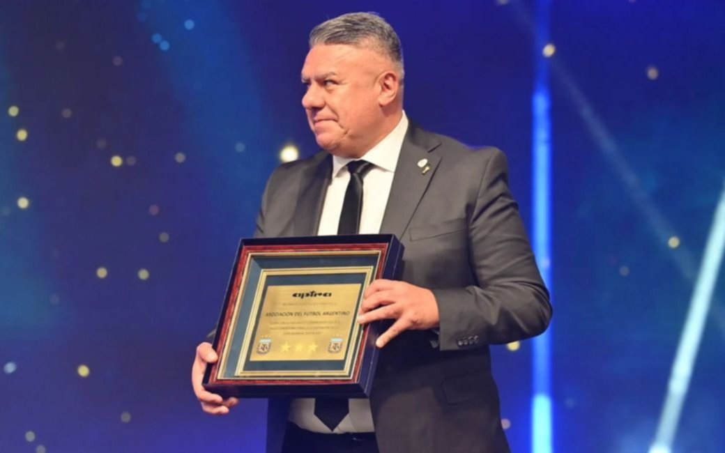 "Chiqui" Tapia agradeció el reconocimiento al seleccionado argentino en los Martín Fierro