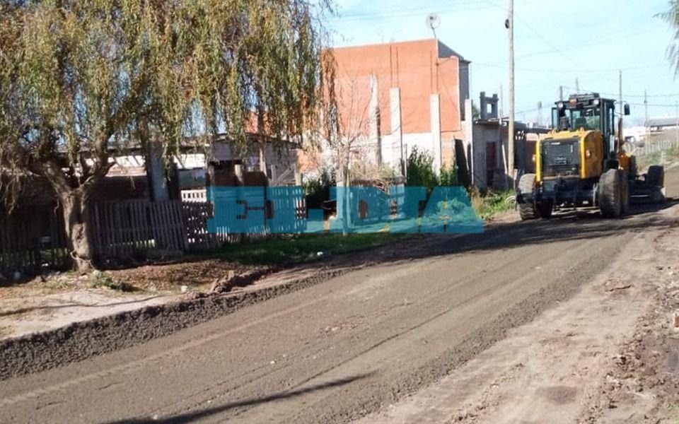 Tras el paso del agua en La Plata, repararon la calle que se había convertido en un "pantano" 