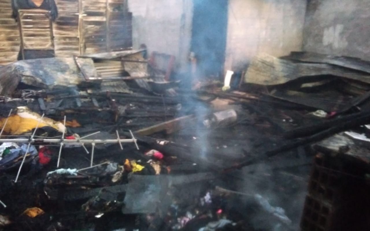 Voraz incendio consumió una casa en Melchor Romero