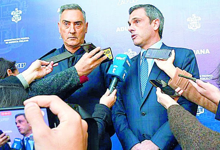 El blue llegó a $495 e intensificaron operativos contra la fuga de divisas