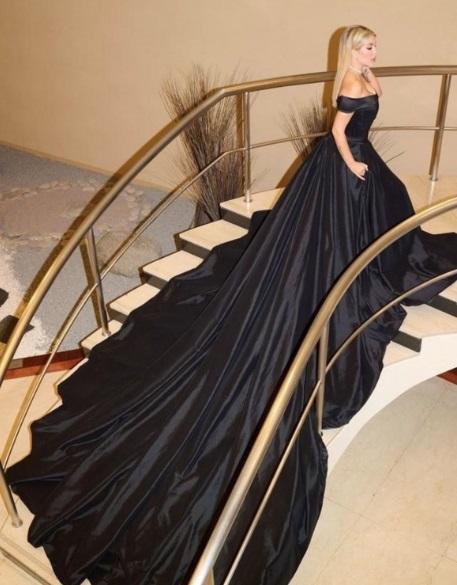 Wanda Nara impactó a todos con su primer vestido: de industria nacional, strapless y con una cola de nueve metros