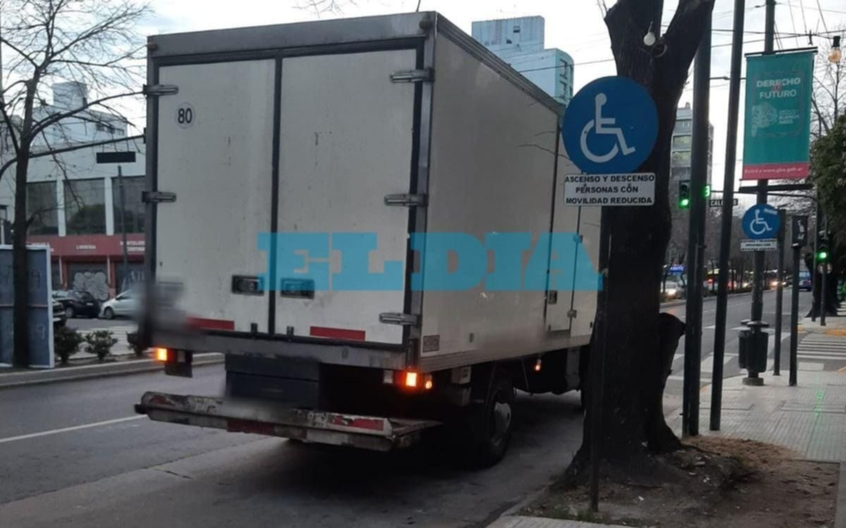 Indignación por un caso de "estacioná donde quieras" en un espacio para personas con discapacidades