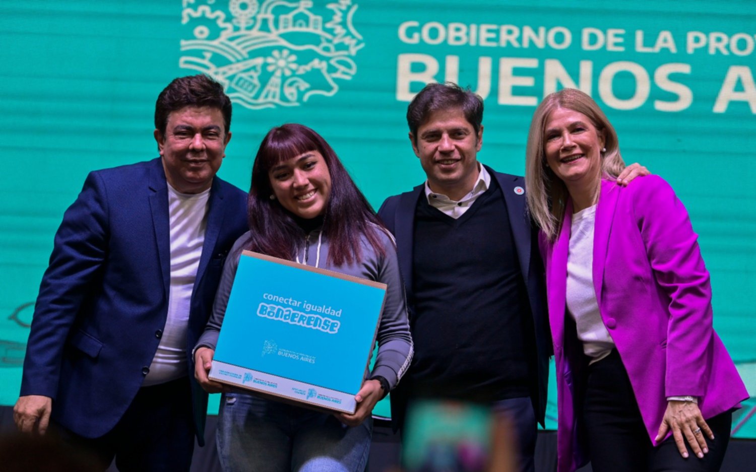 Kicillof entregó computadoras de Conectar Igualdad a estudiantes de La Matanza