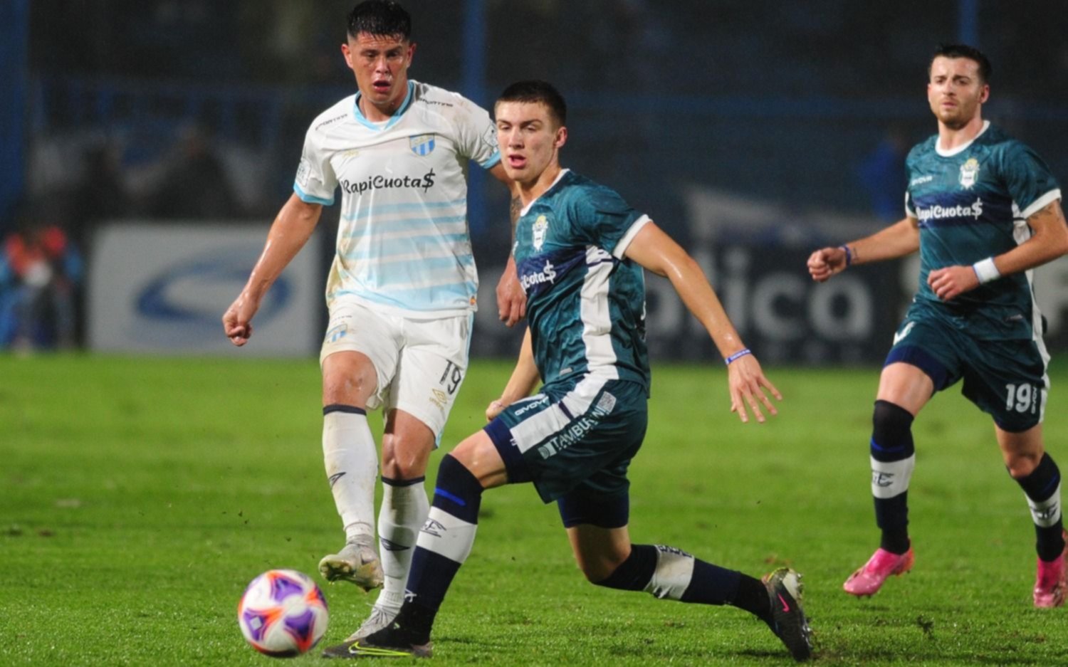 A Gimnasia le sigue costando afuera: mala noche en Tucumán y caída 2 a 0 ante Atlético